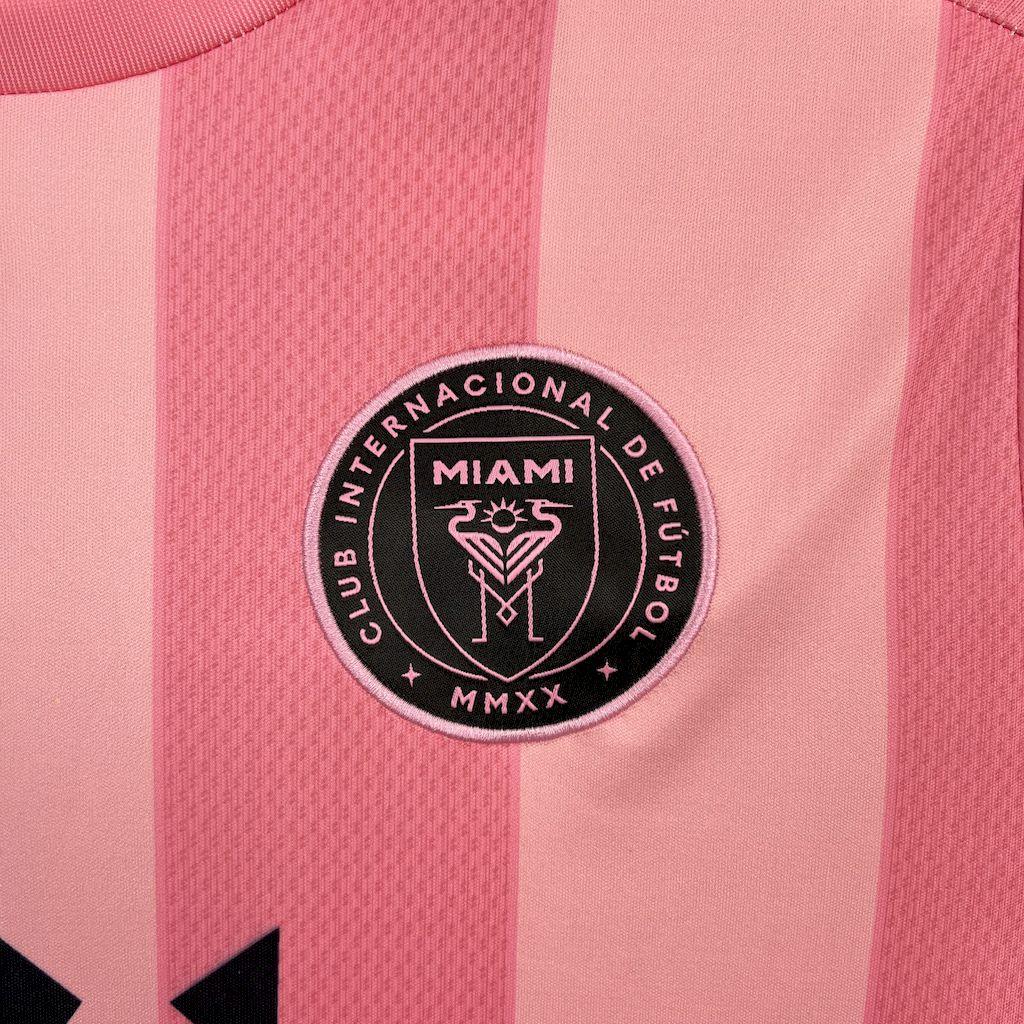 Maillot de football concept Inter Miami 2025-26 de la marque Le 12-ème, vue de face avec logo et design moderne.