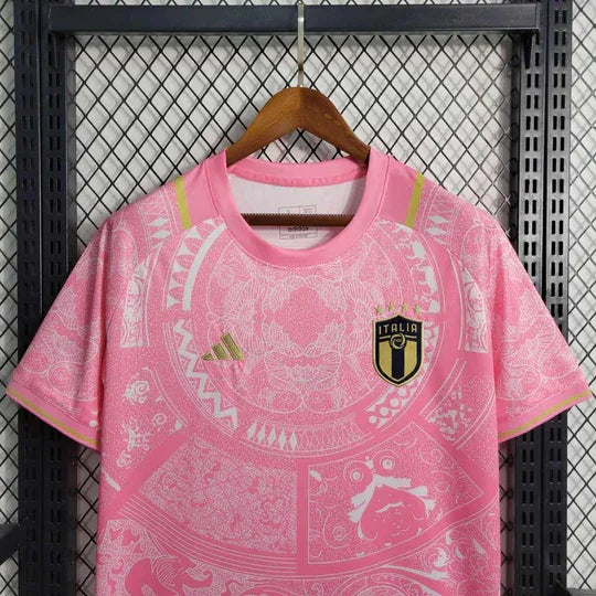 Maillot Italie 2024 édition spéciale rose de Le 12 -ème Maillot, vue de face avec détails du design rose vif.