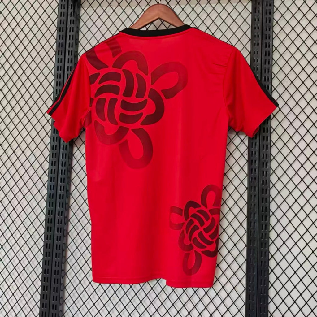 Maillot de football Manchester United 25/26 rouge, Le 12 -ème Maillot, vue front avec logo et détails du maillot rouge.