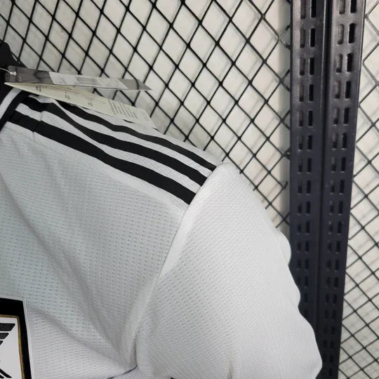 Maillot de football Japon 2023-2024 Le 12 -ème Maillot, design avec logo et motifs bleus et blancs sur le maillot.
