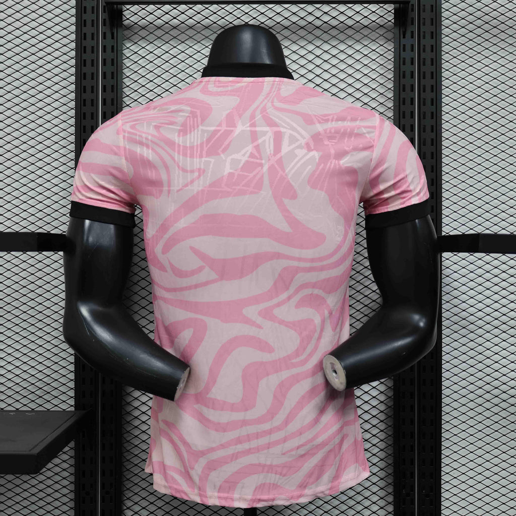 Maillot de football Flamengo concept 2025-26, rouge et noir, porté par un modèle, avec logo et design moderne.