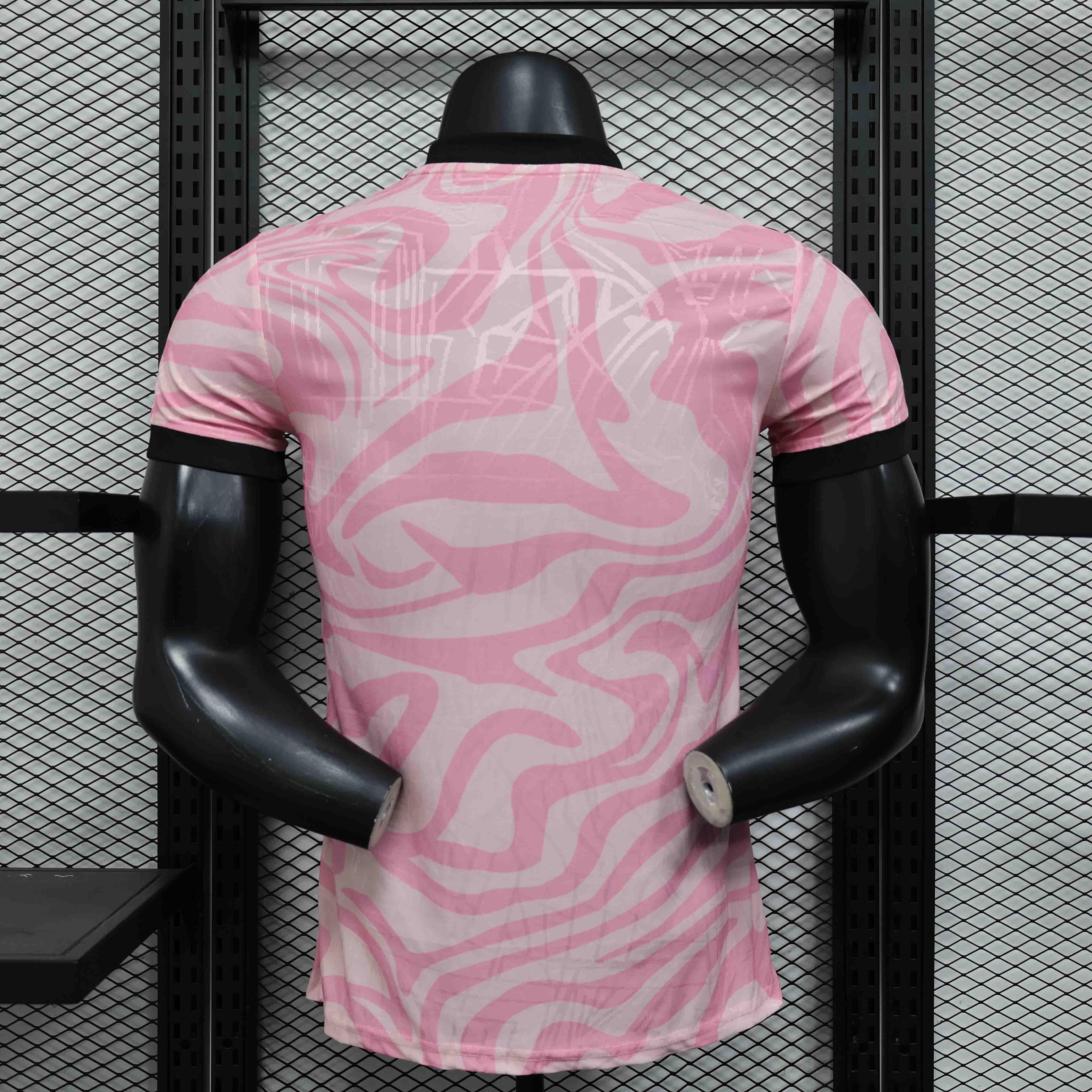 Maillot de football Flamengo concept 2025-26, rouge et noir, porté par un modèle, avec logo et design moderne.