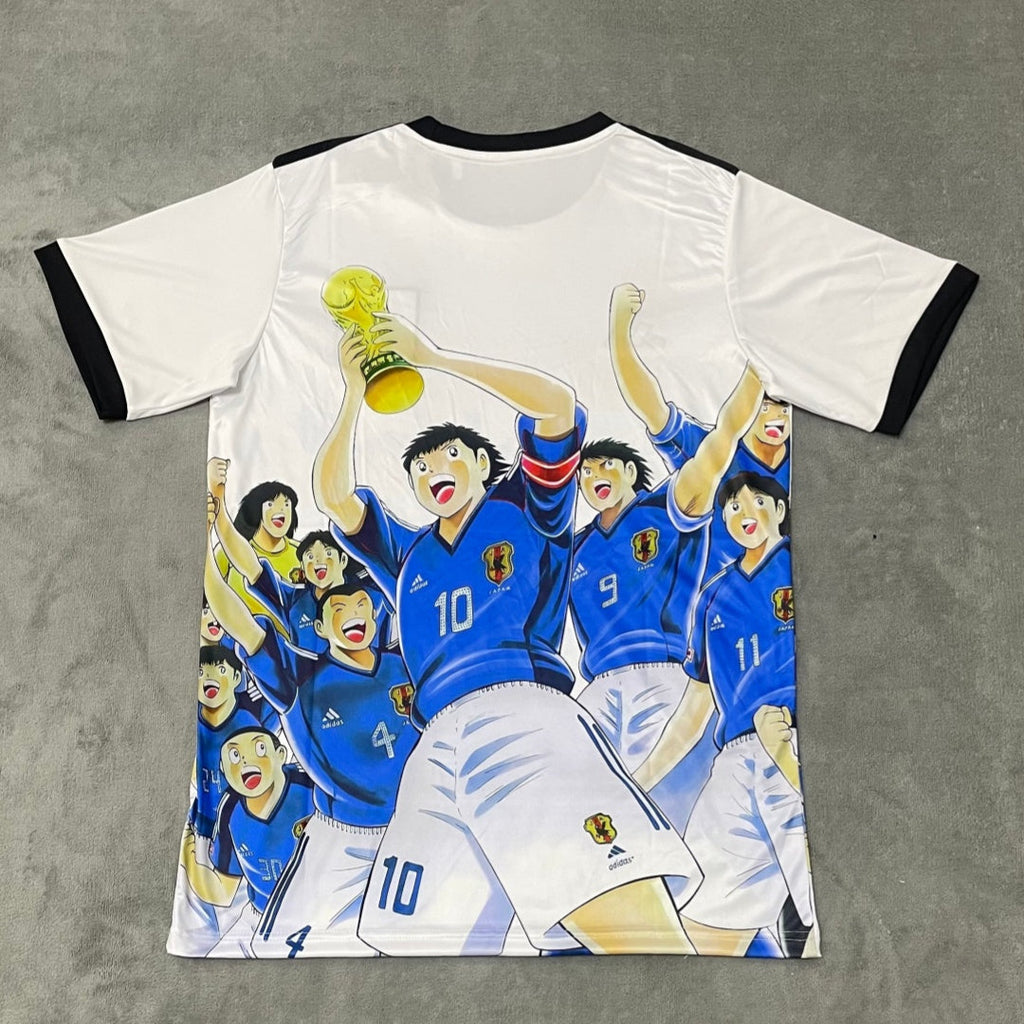Maillot 25/26 Japan anime Le 12 -ème Maillot, design spécial v, en tissu léger avec logo et motifs japonais visibles.
