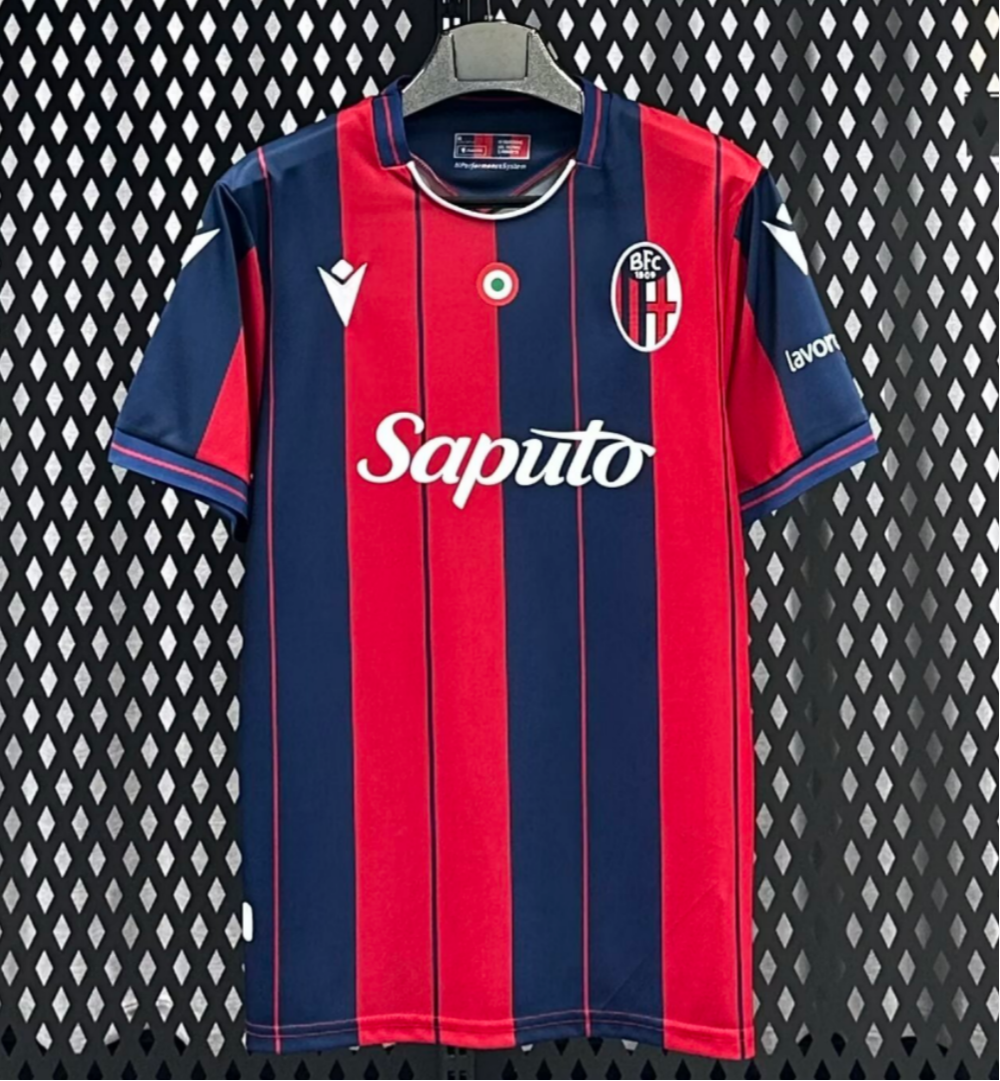 Maillot de football Bologna Home 25/26 Le 12 -ème Maillot, maillot domicile avec logo et détails en bleu et rouge.