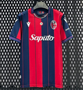 Maillot de football Bologna Home 25/26 Le 12 -ème Maillot, maillot domicile avec logo et détails en bleu et rouge.
