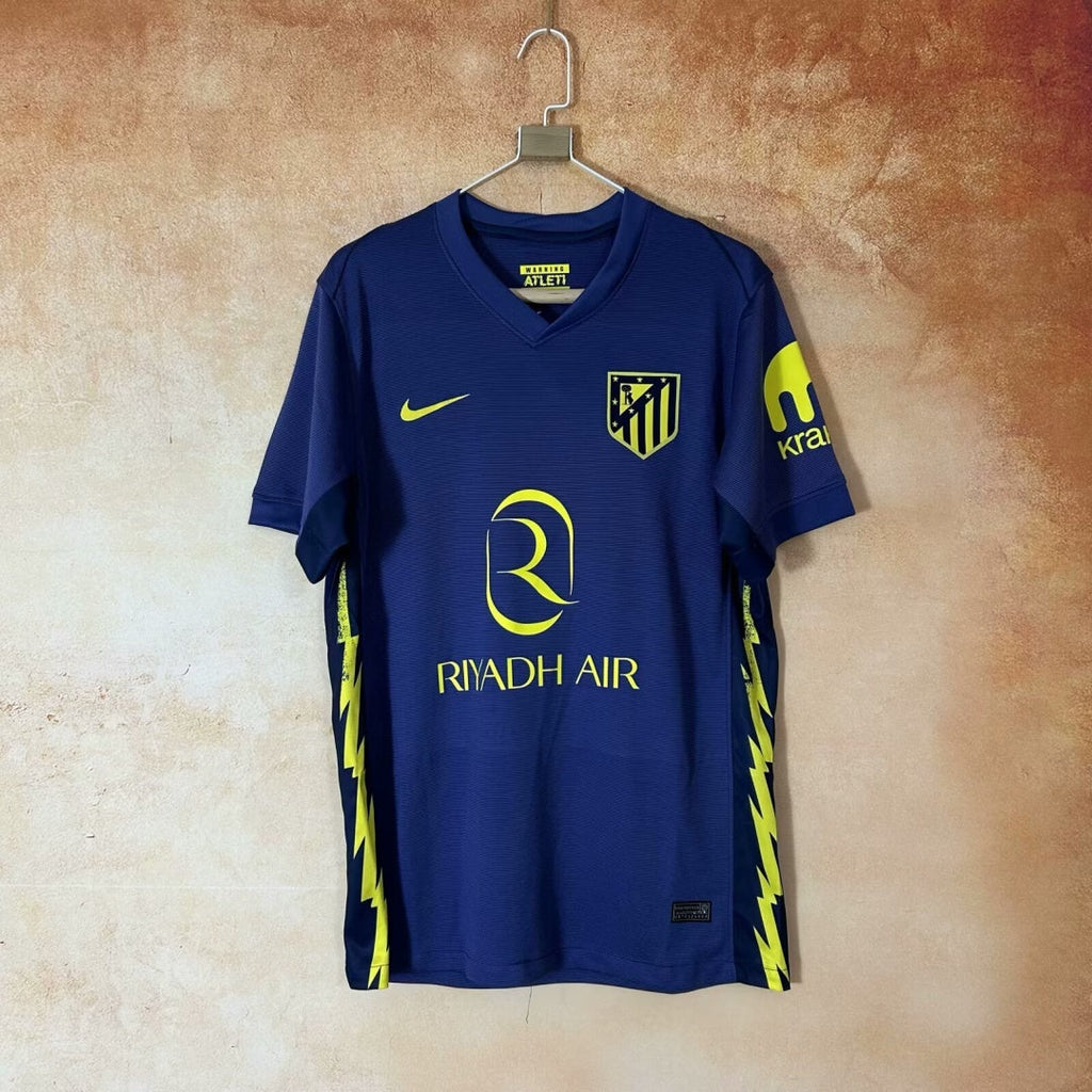 Maillot extérieur Atlético Madrid 25/26 de la marque Le 12-ème Maillot, devant avec logo et détails du maillot.