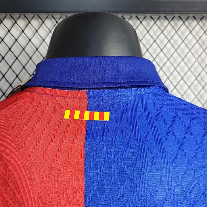 Maillot domicile FC Barcelone 2023 2024 Le 12-ème Maillot, maillot de football bleu et grenat avec logo du club.