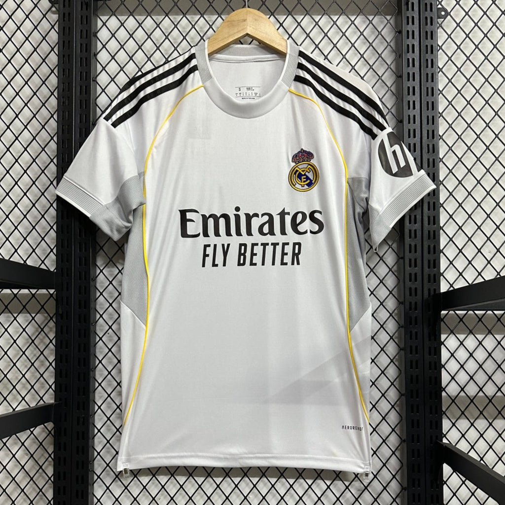 Maillot domicile Real Madrid 25/26 de la marque Le 12 -ème Maillot, maillot de football blanc avec logo du club.