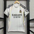 Maillot domicile Real Madrid 25/26 de la marque Le 12 -ème Maillot, maillot de football blanc avec logo du club.