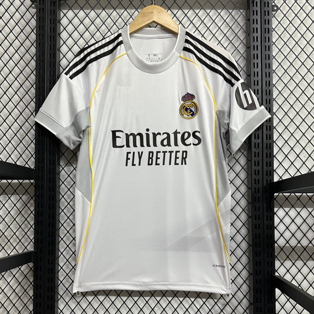 Maillot domicile Real Madrid 25/26 de la marque Le 12 -ème Maillot, maillot de football blanc avec logo du club.