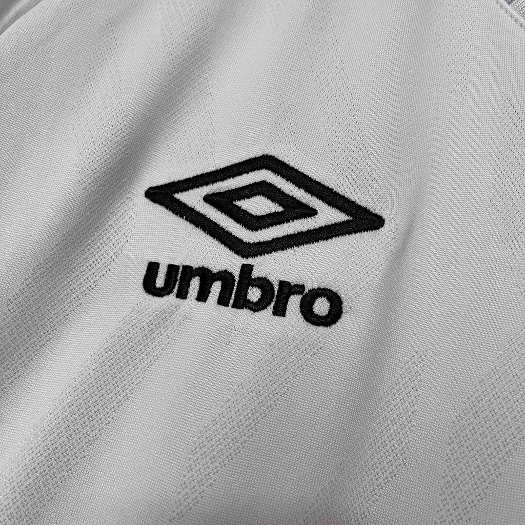 Maillot Santos 2025-26 de la marque Le 12 -ème, maillot de football avec logo et design officiel visible sur le tissu.