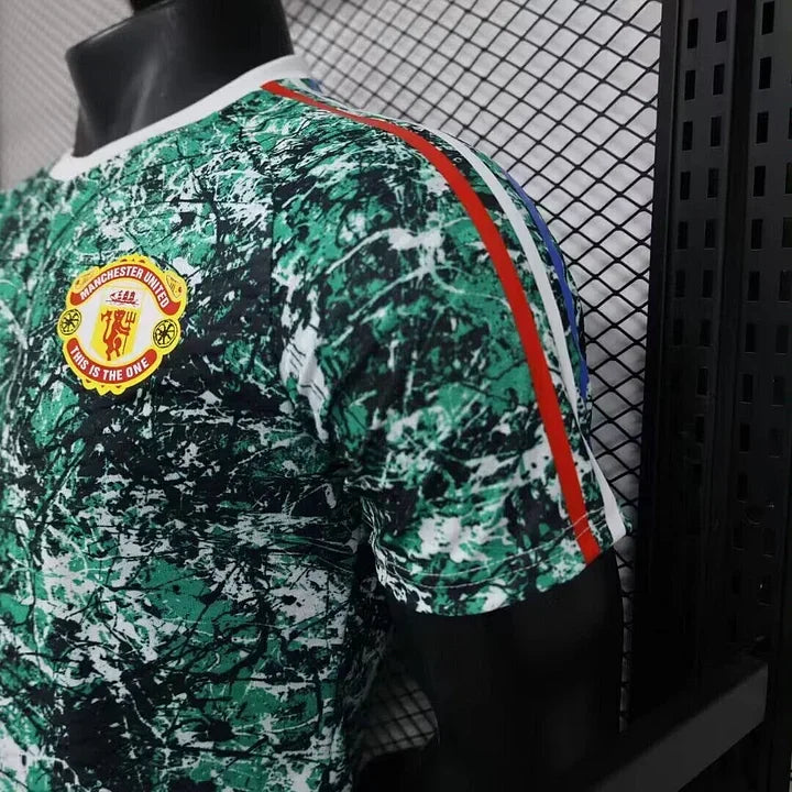 Maillot Manchester United 2024 2025, Le 12-ème Maillot, vue de face avec logo et détails du maillot de football.
