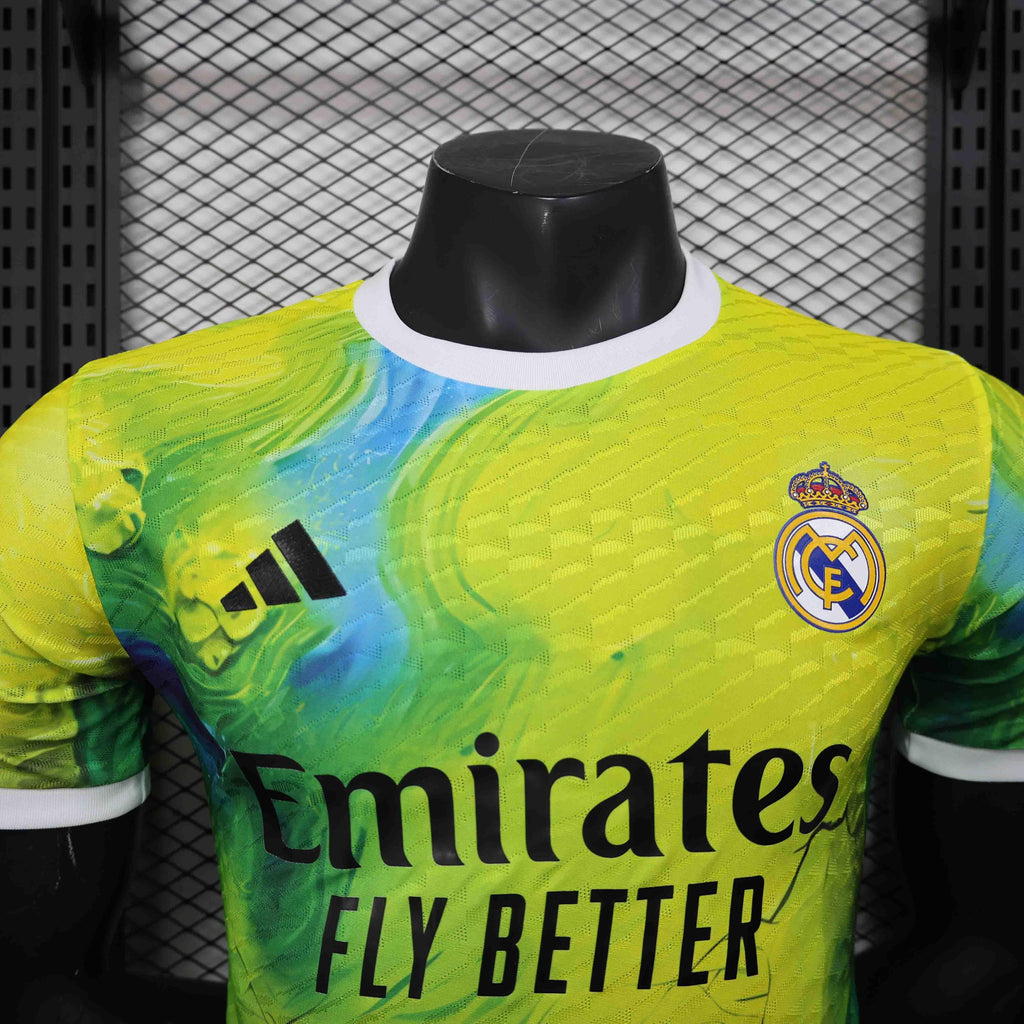 Maillot concept du Real Madrid 2025-26 par Le 12 -ème Maillot, design blanc avec logo du club et détails modernes.
