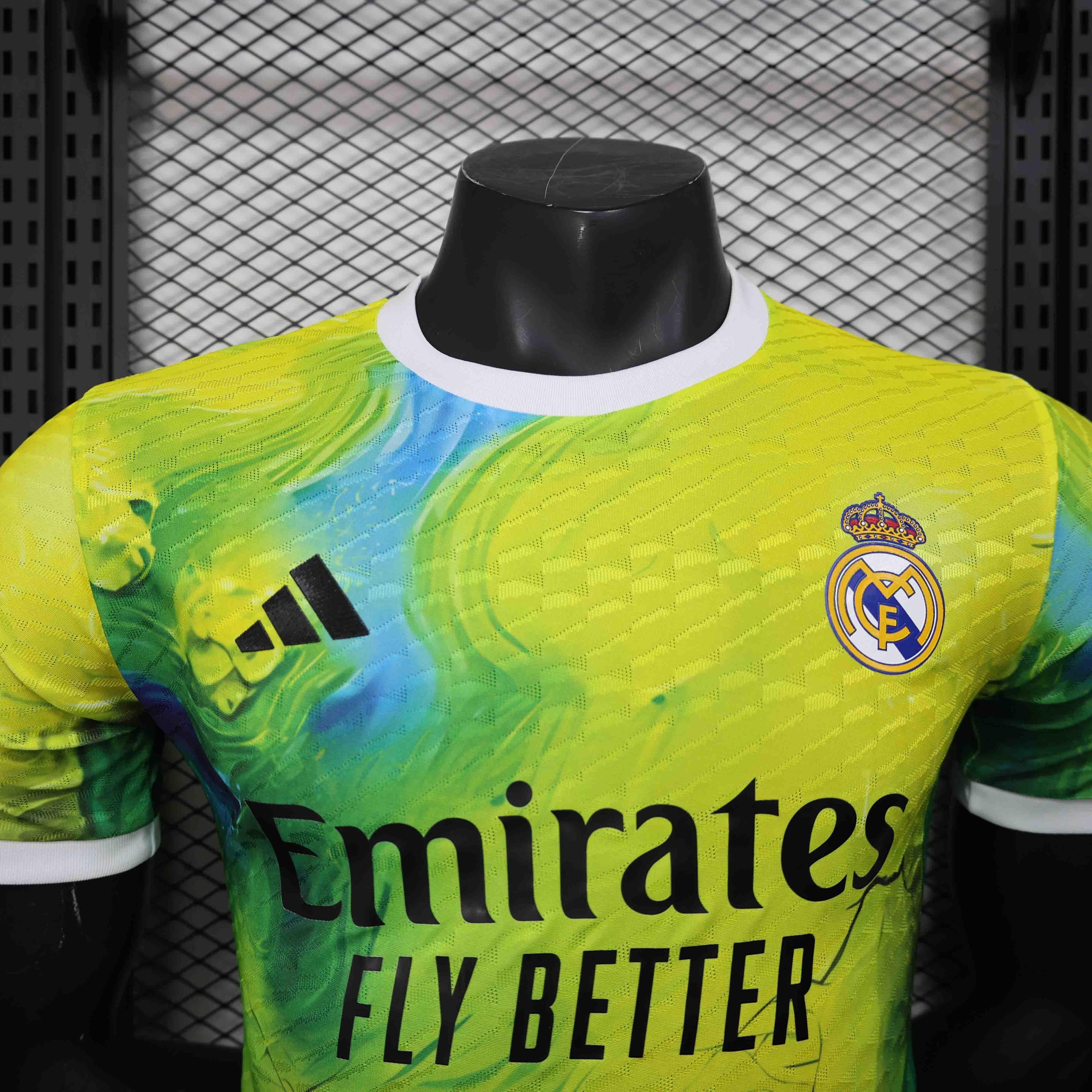 Maillot concept du Real Madrid 2025-26 par Le 12 -ème Maillot, design blanc avec logo du club et détails modernes.