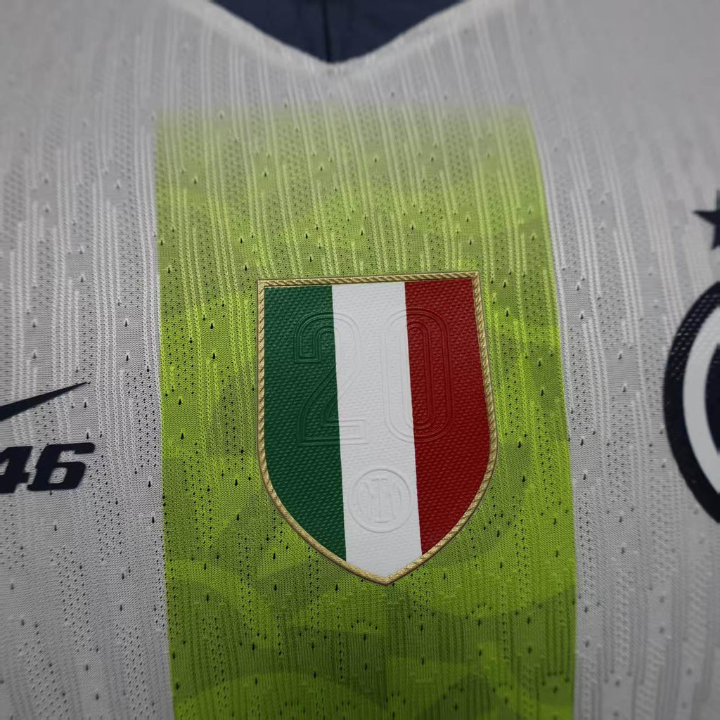 Maillot concept Inter Milan 2025-26 de Le 12 -ème Maillot, maillot de football bleu avec logo et design moderne affiché sur un mannequin.