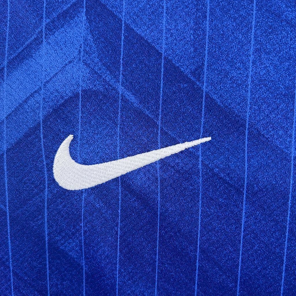 Maillot Chelsea 2025-26 de la marque Le 12 -ème Maillot, vue de face, avec logo et design officiel de l'équipe.