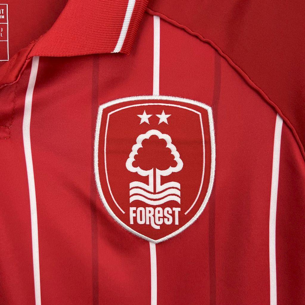 Maillot Nottingham Forest 2025-26 Le 12 -ème Maillot, maillot de football avec logo et détails du club Nottingham Forest.