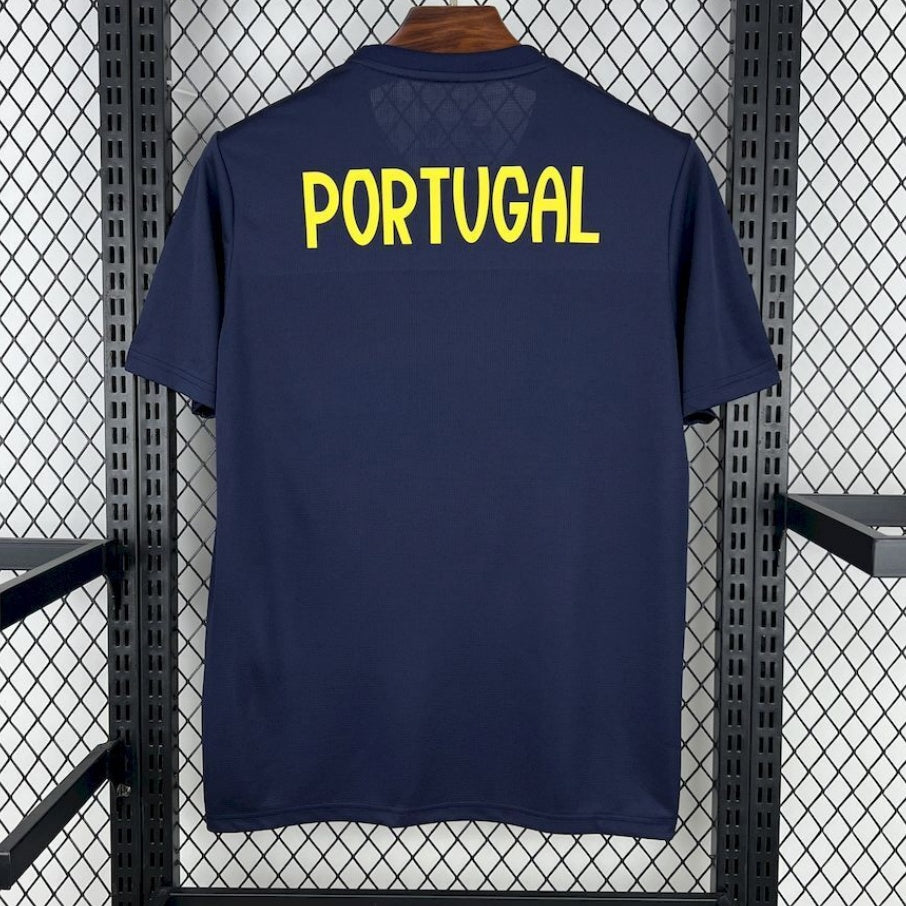 Maillot de football Portugal Spécial 25/26, bleu, par Le 12 -ème Maillot, vue de face avec détails du design.