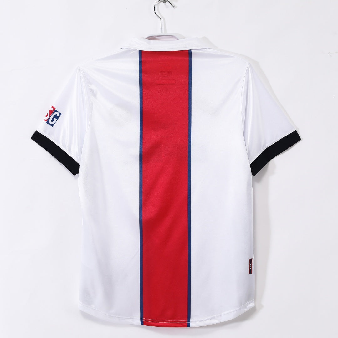 Maillot extérieur rétro du PSG 1998-1999, marque Le 12-ème Maillot, avec logo et design classique visible sur le maillot.