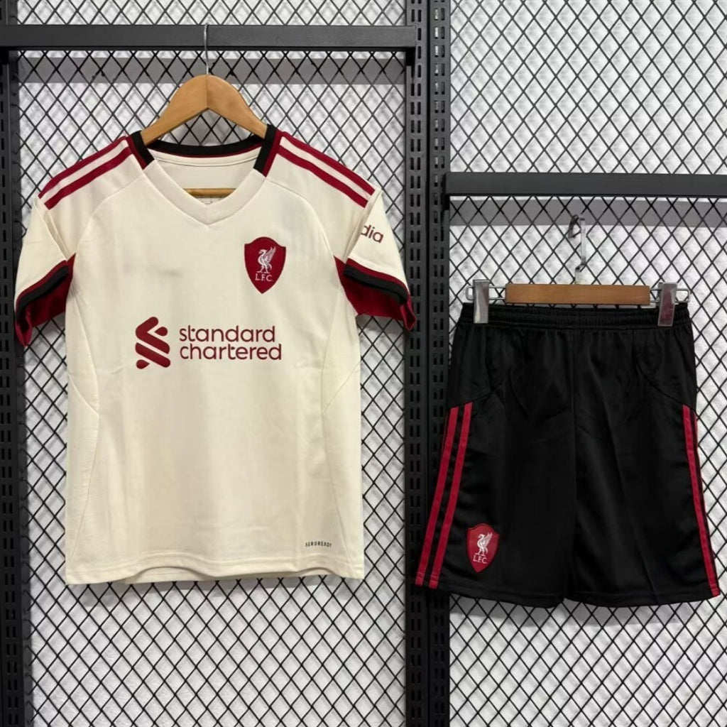 Ensemble extérieur Liverpool 25/26 pour adulte, kit de football Le 12 -ème Maillot, vue du maillot complet sur mannequin.
