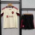Ensemble extérieur Liverpool 25/26 pour adulte, kit de football Le 12 -ème Maillot, vue du maillot complet sur mannequin.