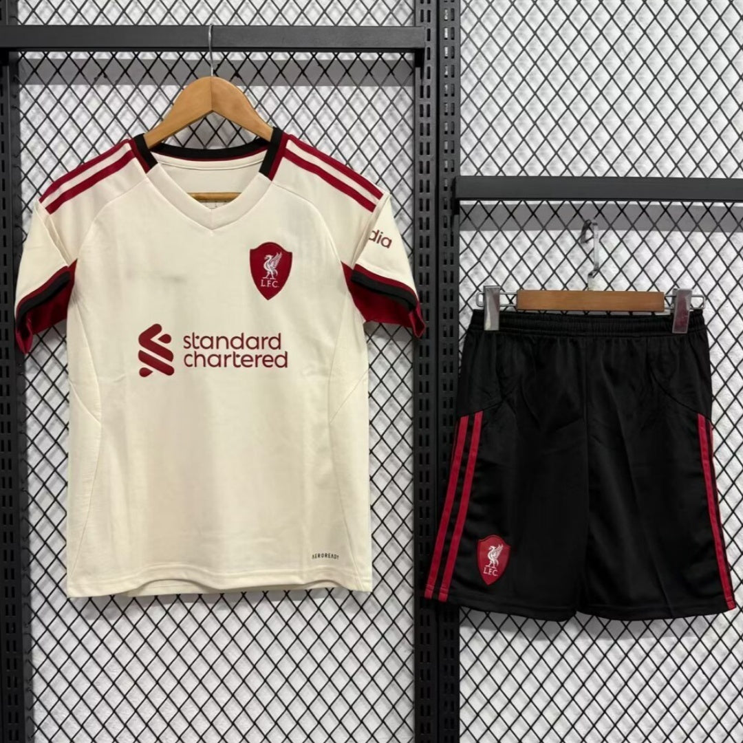 Ensemble extérieur Liverpool 25/26 pour adulte, kit de football Le 12 -ème Maillot, vue du maillot complet sur mannequin.
