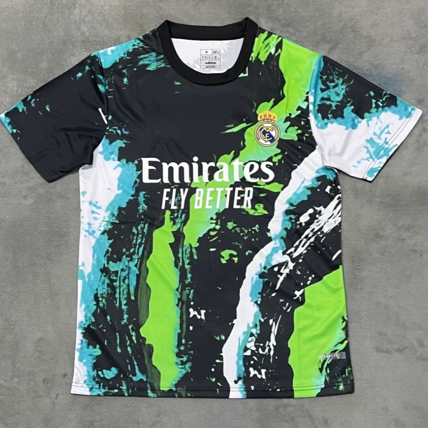 Maillot 24/25 Real Madrid Le 12-ème en vert, style spécial, vue de face avec logo et détails de l'équipe.