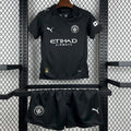Ensemble enfant Manchester City extérieur, maillot Le 12-ème pour jeunes, coloris bleu et blanc, vue de face.