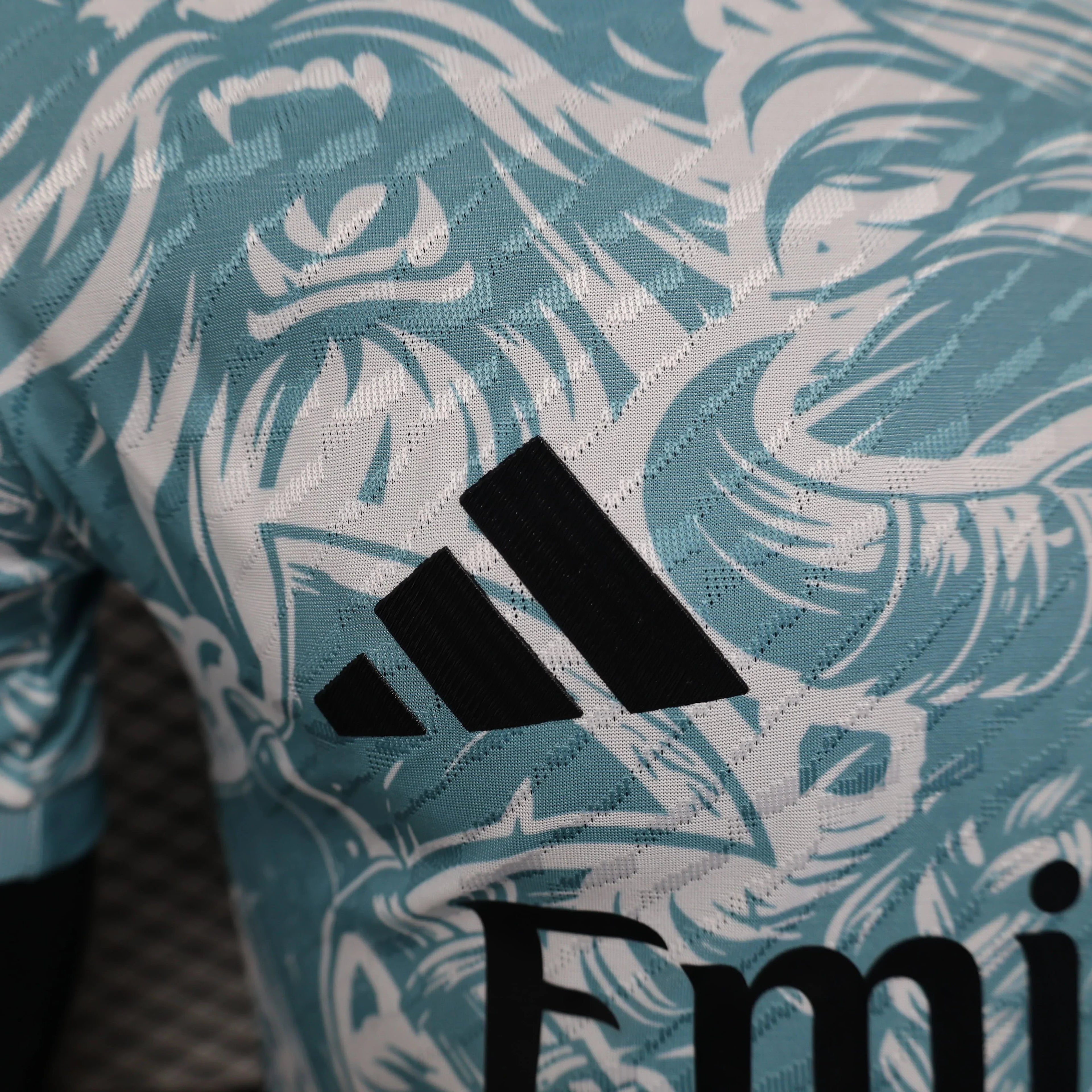 Maillot Réal Madrid concept 2025-2026 de Le 12 -ème Maillot, vue de face avec logo et design moderne sur le tissu.