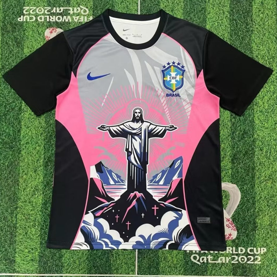 Maillot de football Brésil 25/26 Spécial AA, marque Le 12 -ème Maillot, en tissu avec logo et détails colorés.