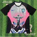 Maillot de football Brésil 25/26 Spécial AA, marque Le 12 -ème Maillot, en tissu avec logo et détails colorés.