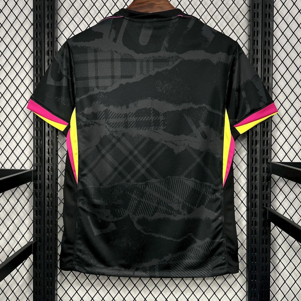 Maillot de football Chelsea 24/25 noir, Le 12 -ème Maillot, avec détails du logo et design moderne visible sur le maillot.