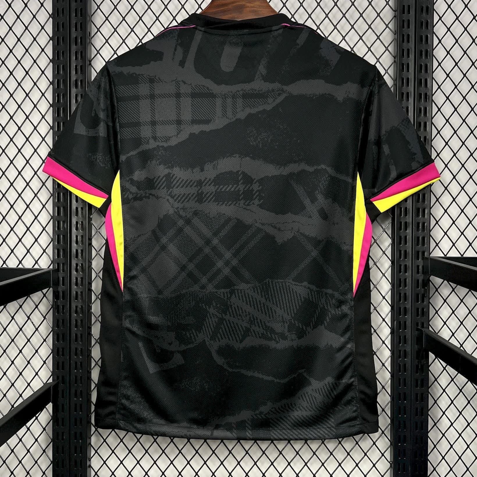 Maillot de football Chelsea 24/25 noir, Le 12 -ème Maillot, avec détails du logo et design moderne visible sur le maillot.