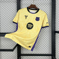 Maillot extérieur FC Barcelone 2025-2026 Le 12, avec design Kobe Bryant Mamba, tissu sportif bleu et logo du club visible.