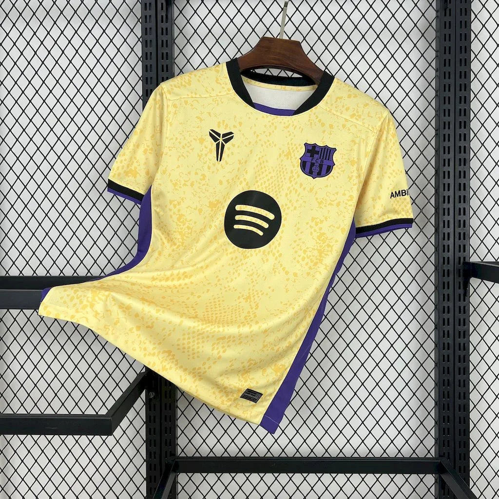 Maillot extérieur FC Barcelone 2025-2026 Le 12, avec design Kobe Bryant Mamba, tissu sportif bleu et logo du club visible.