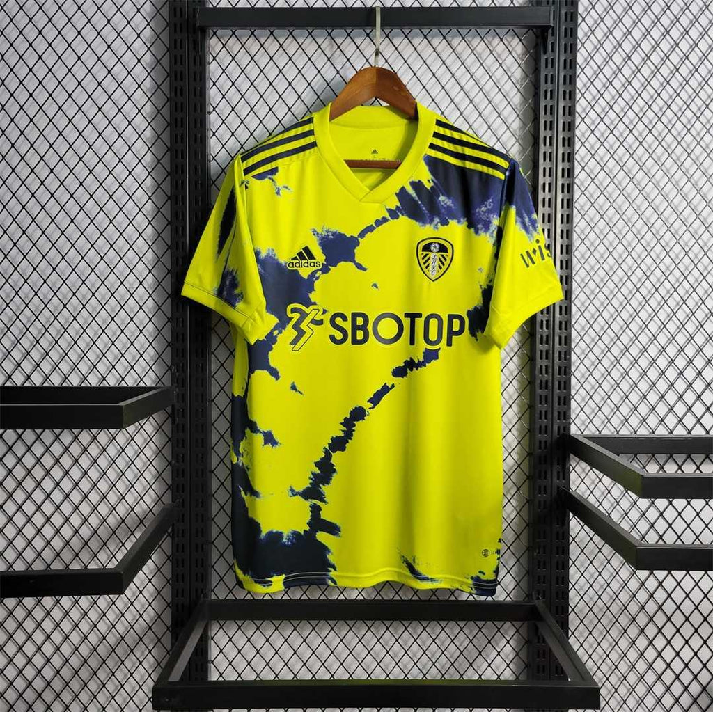 Maillot extérieur Leeds United 2022-23 Le 12-ème Maillot, maillot de football avec logo de Leeds United, vue frontale.