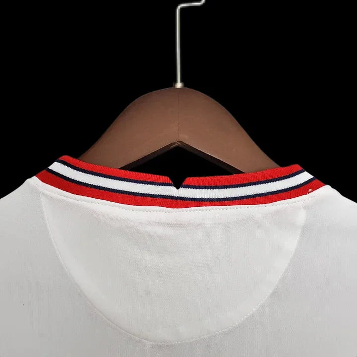 Maillot Paris rétro 2017-2018 Le 12 -ème Maillot, vue en gros plan, détails du design et logo du club.