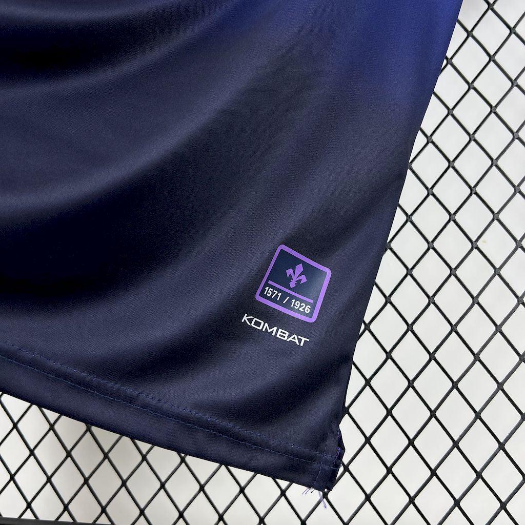 Maillot Fiorentina concept 2025-26 de Le 12 -ème Maillot, maillot de football violet avec logo de l'équipe et détails modernes.