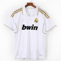 Maillot domicile rétro du Real Madrid 2011-2012, fabriqué par Le 12-ème Maillot, vue de face avec logo et détails du maillot.