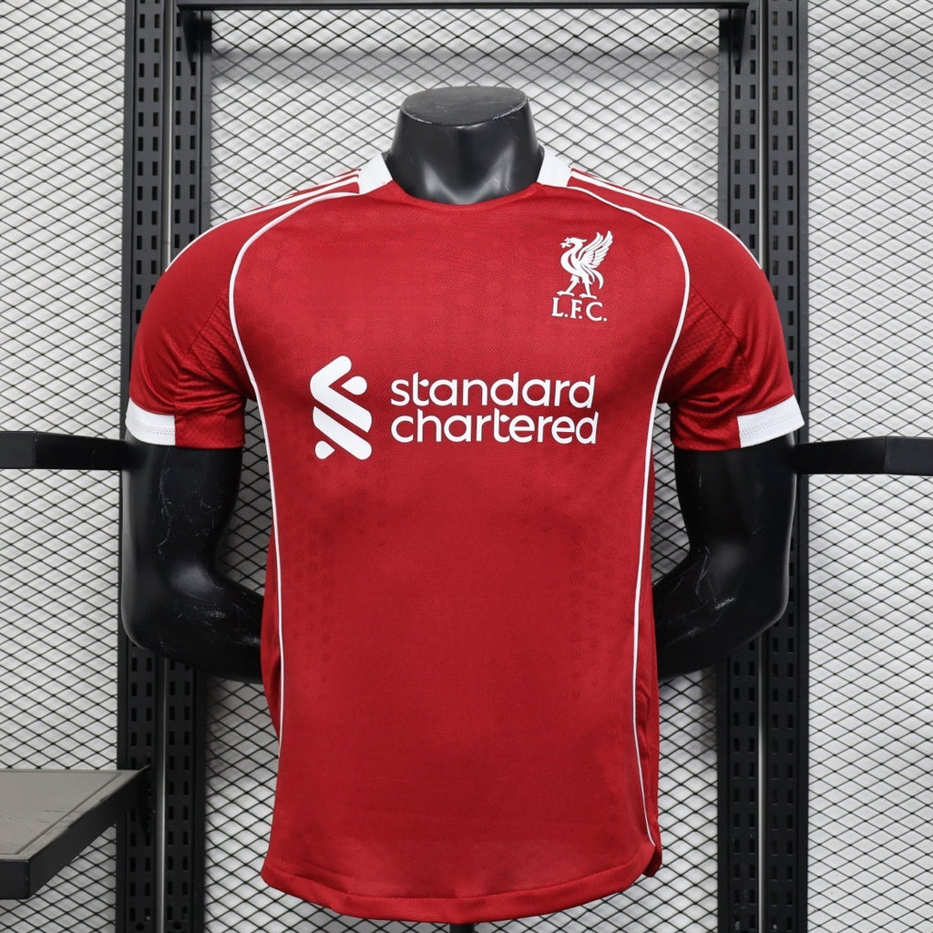Maillot domicile Liverpool 25/26 Le 12-ème Maillot, maillot de football avec logo et détails du club, vue de face.
