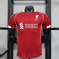 Maillot domicile Liverpool 25/26 Le 12-ème Maillot, maillot de football avec logo et détails du club, vue de face.