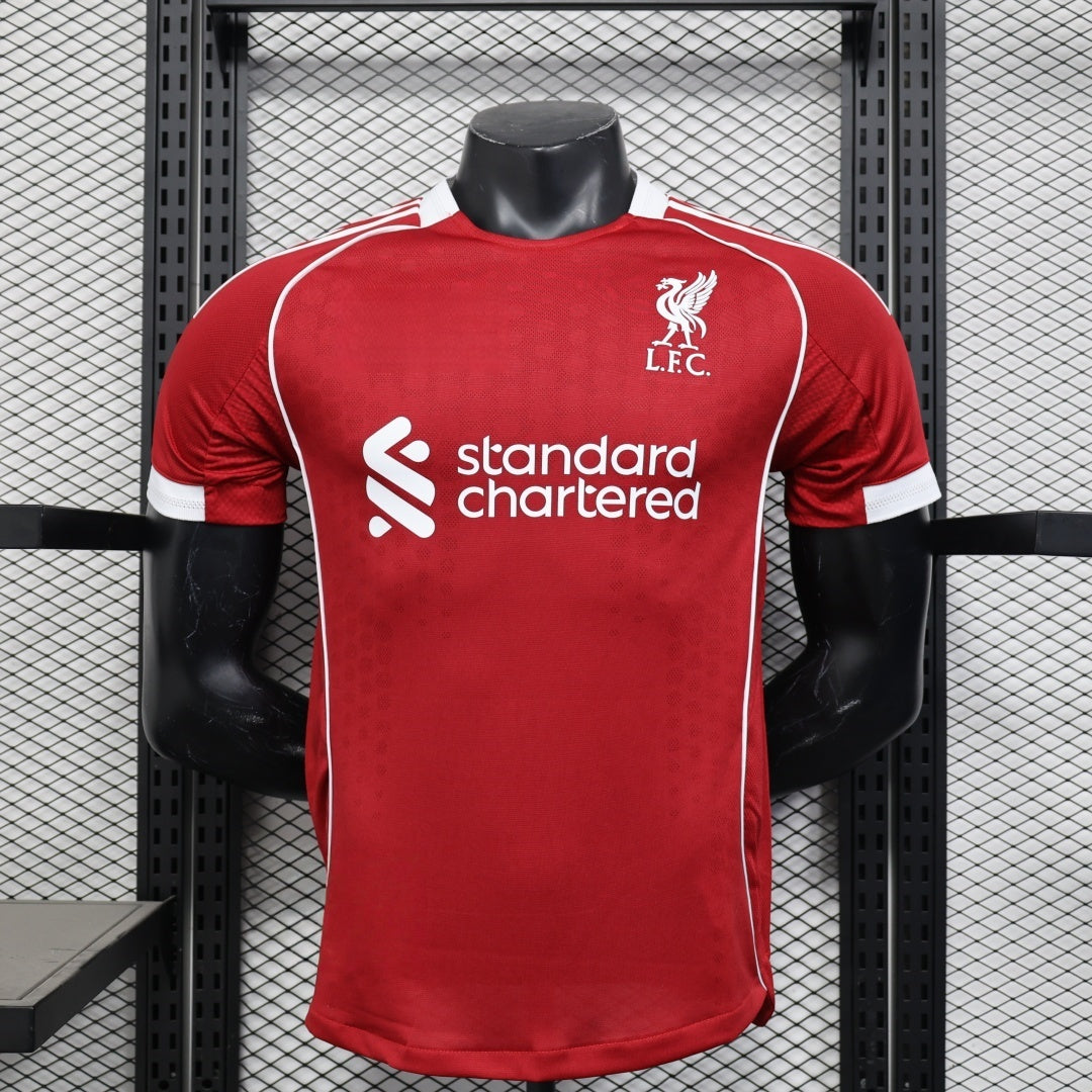 Maillot domicile Liverpool 25/26 Le 12-ème Maillot, maillot de football avec logo et détails du club, vue de face.