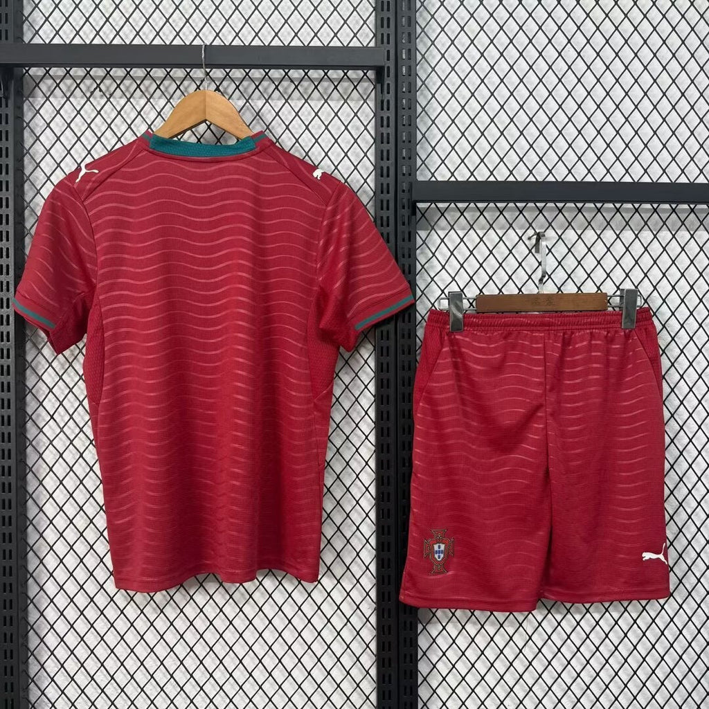 Ensemble enfant Portugal domicile Le 12 -ème Maillot, maillot rouge avec logo et détails pour jeunes supporters.