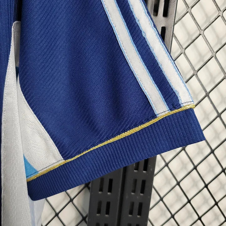 Maillot rétro de l'Argentine 1998 de la marque Le 12-ème Maillot, vue de face avec détails du design traditionnel.
