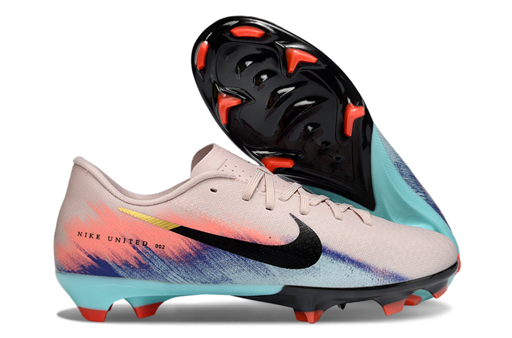 Crampons AIR ZOOM MERCURIAL VAPOR de Le 12 -ème Maillot, vue détaillée du dessous avec pointes en métal pour football.