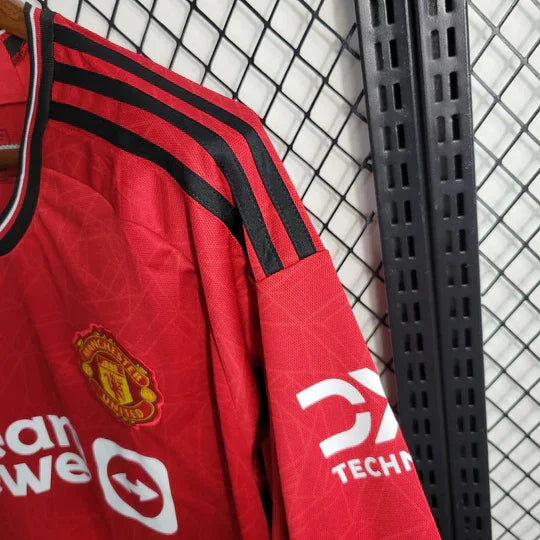 Maillot Manchester United 2023 2024 à manches longues, de la marque Le 12 -ème Maillot, avec logo et design officiel.