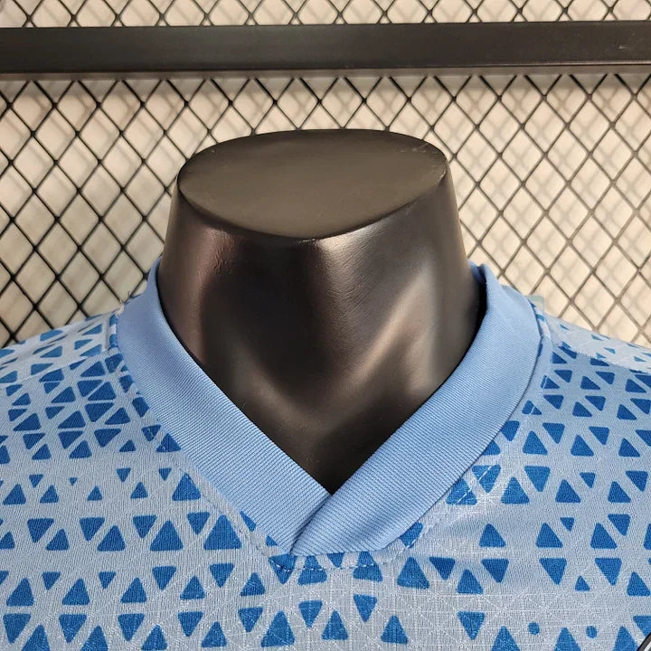Maillot Manchester City 2023 2024 Le 12-ème Maillot, devant du maillot de football avec logo de l'équipe et détails en bleu et blanc