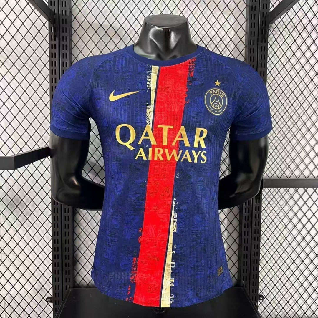 Maillot 25/26 PSG Le 12-ème Maillot, maillot de joueur PSG spécial A avec logo officiel et design bleu et rouge.