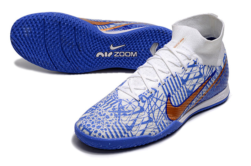 Crampons Mercurial Superfly IX Elite, chaussures de football, vue de face avec crampons en métal et design en bleu et blanc