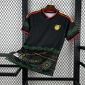 Maillot extérieur pour enfants Le 12 -ème Maillot, modèle 25/26 Jamaica, avec logo et design coloré.